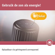 Zwarte solar laadknop met geïntegreerd zonnepaneel voor duurzame energie.
