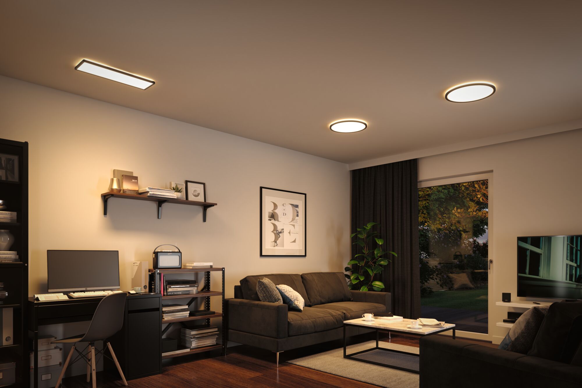 Modernes Wohnzimmer mit schwarzem Sofa, Schreibtisch und warmweißen LED-Deckenleuchten für gemütliche Beleuchtung