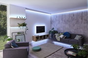 Salon moderne avec éclairage LED indirect blanc, canapé gris et étagère en bois pour éclairage d'ambiance