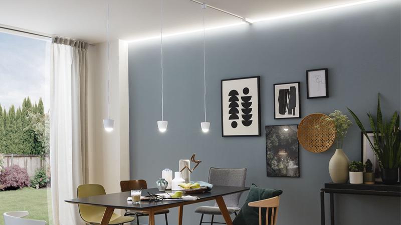 Schienensysteme für Restaurants, Bars & Cafés Schienensystem über einem gedeckten Tisch