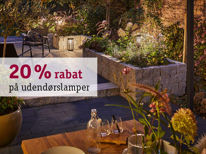 Have med oplyste udendørslamper på stenmur, 20% rabat på udendørsbelysning
