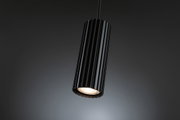 Schwarze Aluminium-Pendelleuchte mit geriffeltem Design und warmweißem LED-Licht für moderne Innenräume