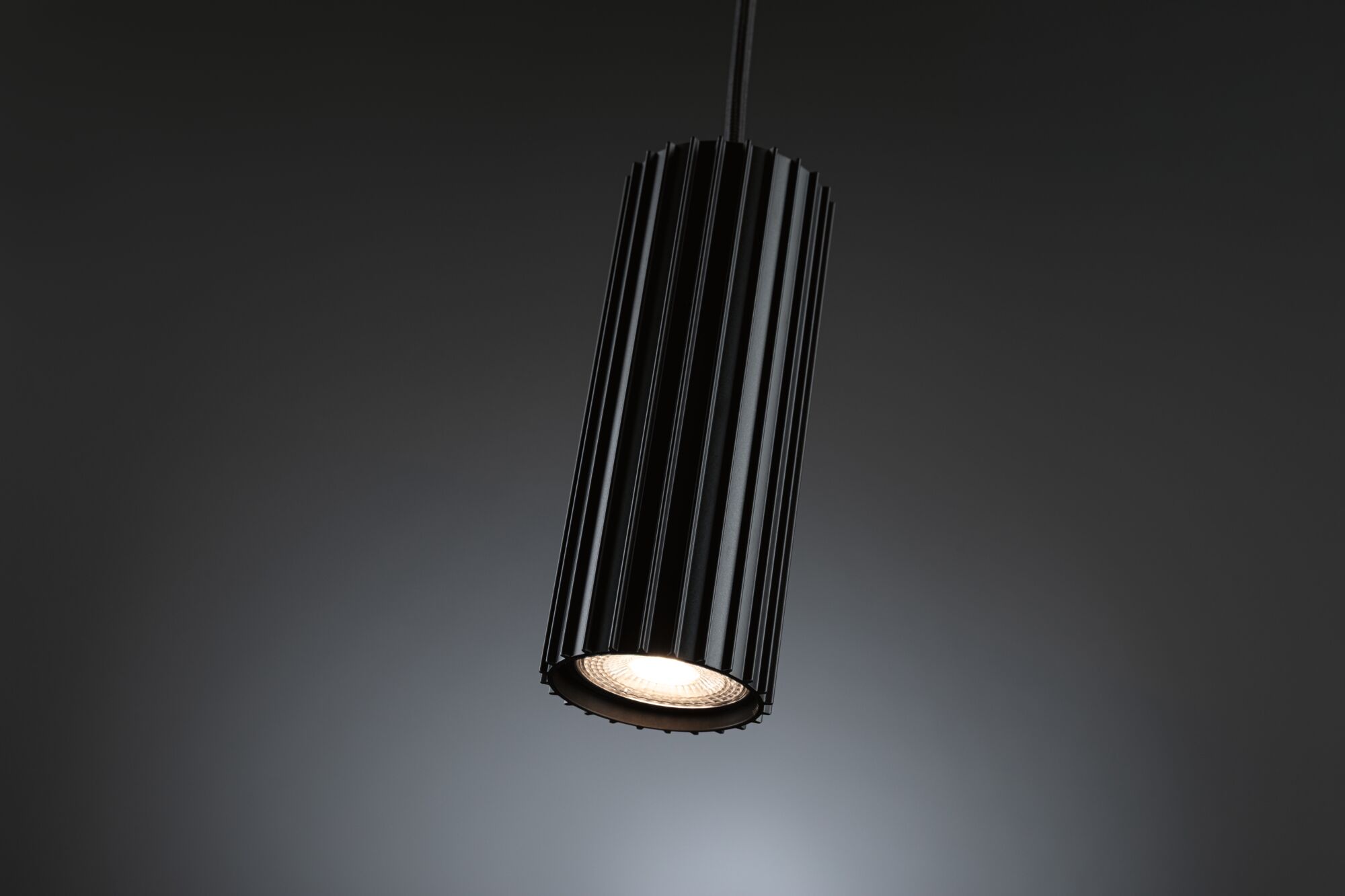 Schwarze Aluminium-Pendelleuchte mit geriffeltem Design und warmweißem LED-Licht für moderne Innenräume
