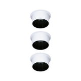 Drie witte inbouwspots van metaal met zwarte binnenring voor moderne LED-verlichting