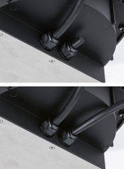 Close-up van zwarte kabelwartels op zwarte en zilveren metalen behuizing voor LED-verlichting