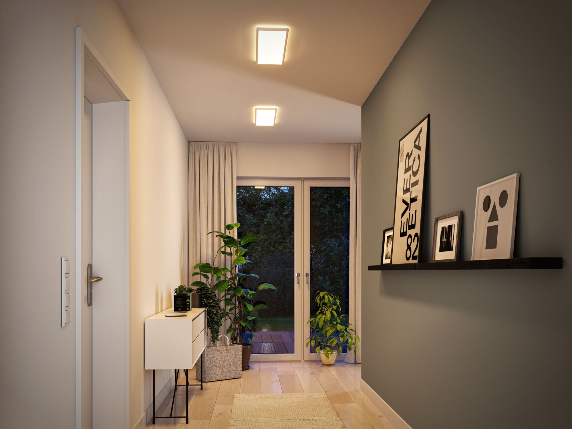 Moderne gang met twee rechthoekige plafondlampen die warm wit licht geven en minimalistisch interieur