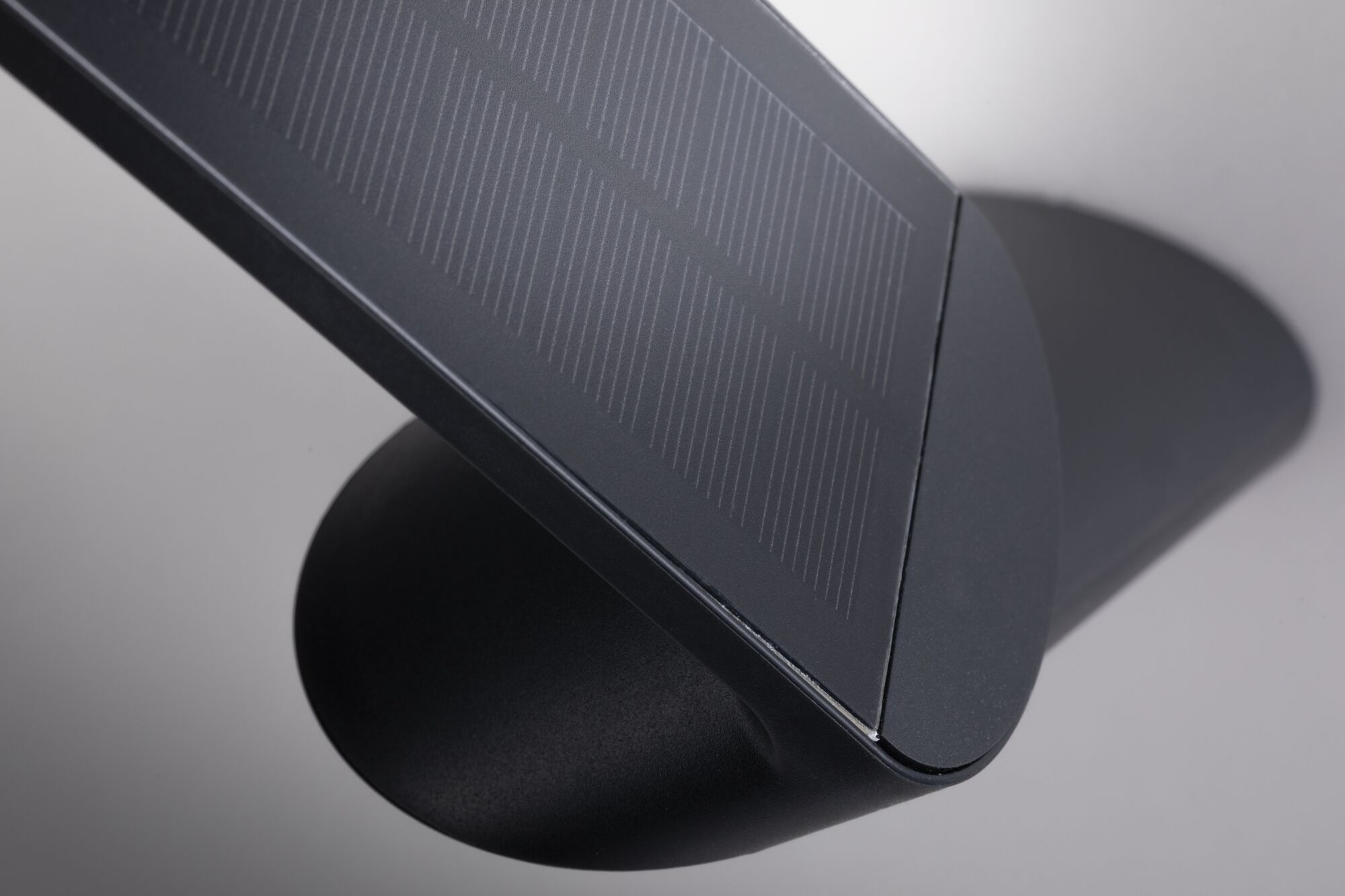 Schwarzes, modernes LED-Wandleuchte mit integriertem Solarpanel für energiesparende Außenbeleuchtung