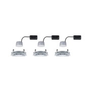 Drei quadratische Einbaustrahler aus silbernem Aluminium mit LED-Modulen und schwarzem Anschlusskasten