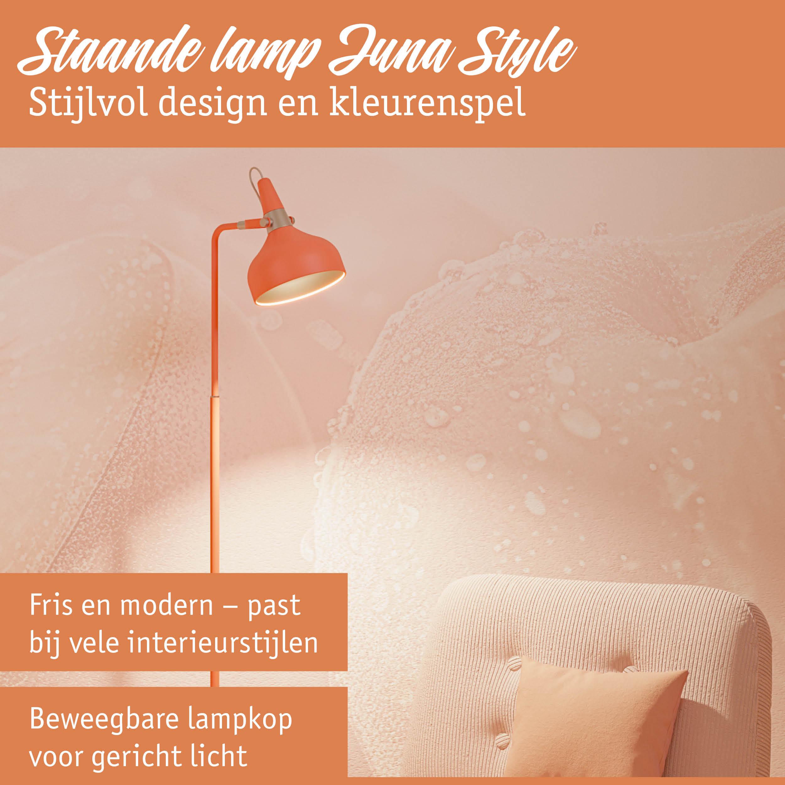 Staande Juna Style lamp in oranje met beweegbare lampkop voor gericht licht in modern interieur
