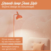 Oranje staande lamp met verstelbare lampenkap voor gericht licht in woonkamer