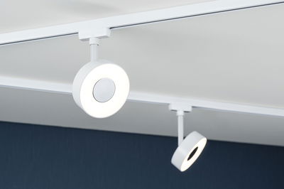 Rail de plafond LED blanc avec deux lampes rondes dimmables pour éclairage intérieur moderne.