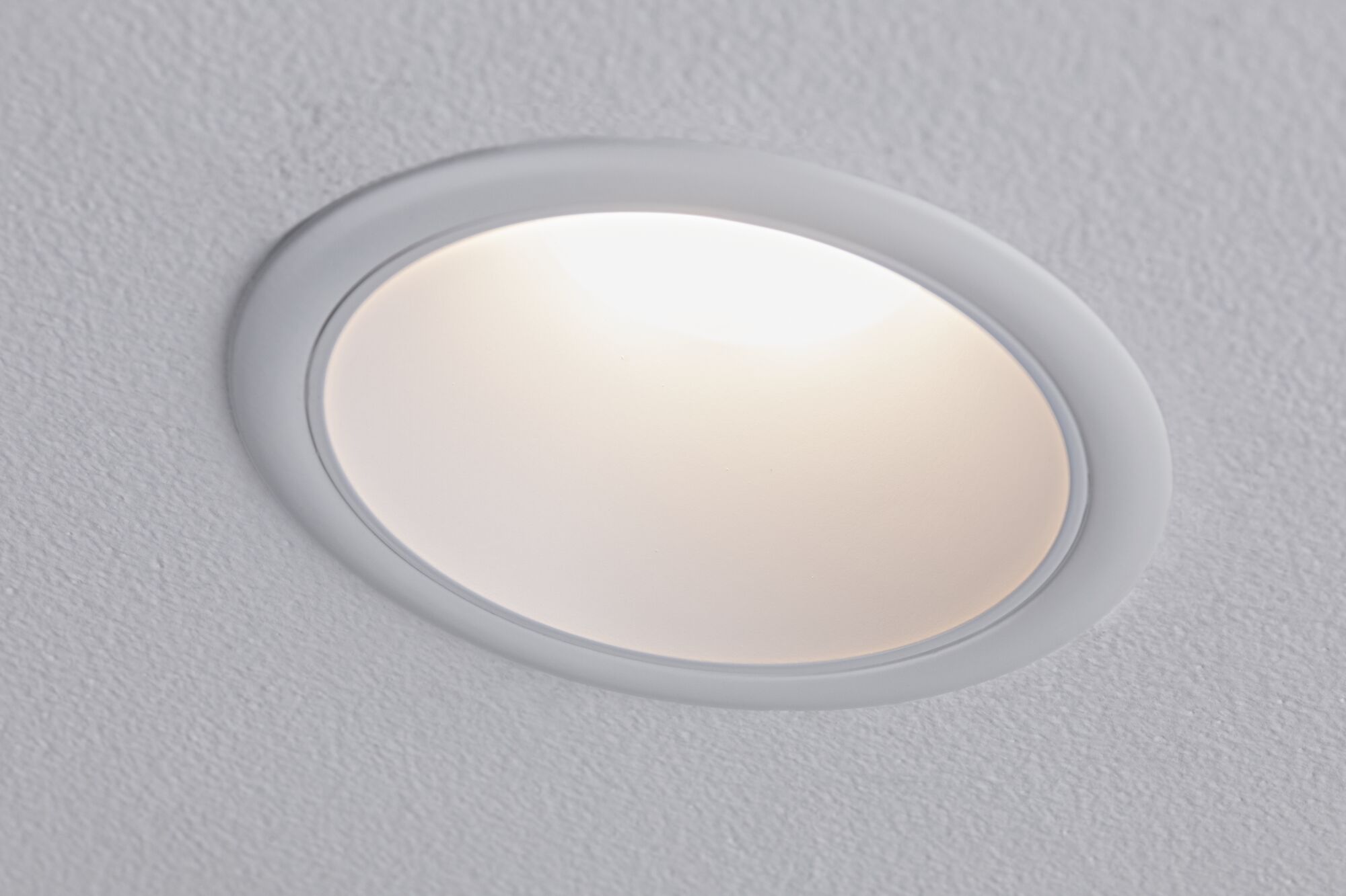 Rundes weißes LED-Einbauleuchtmittel in Decke mit warmweißem Licht für moderne Raumbeleuchtung