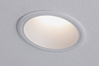 Rundes weißes LED-Einbauleuchtmittel in Decke mit warmweißem Licht für moderne Raumbeleuchtung