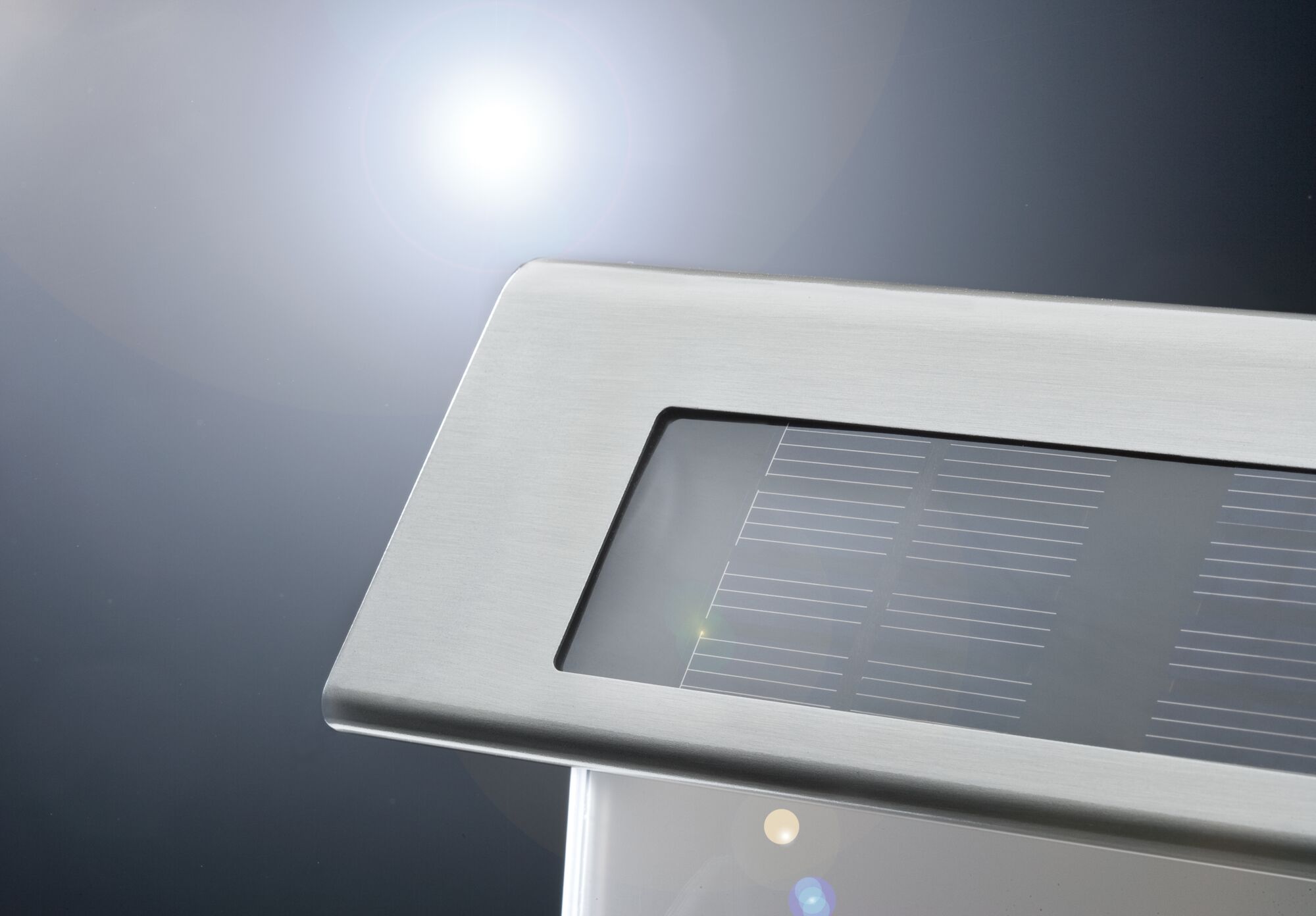 Close-up van zilverkleurig aluminium frame met geïntegreerd zonnepaneel voor energiezuinige verlichting