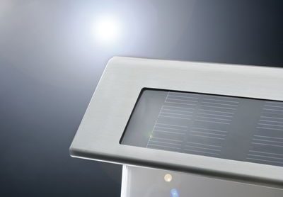 Close-up van zilverkleurig aluminium frame met geïntegreerd zonnepaneel voor energiezuinige verlichting