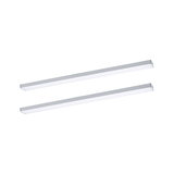 To slanke LED-underbyggelys i sølv aluminium til moderne køkkenbelysning.