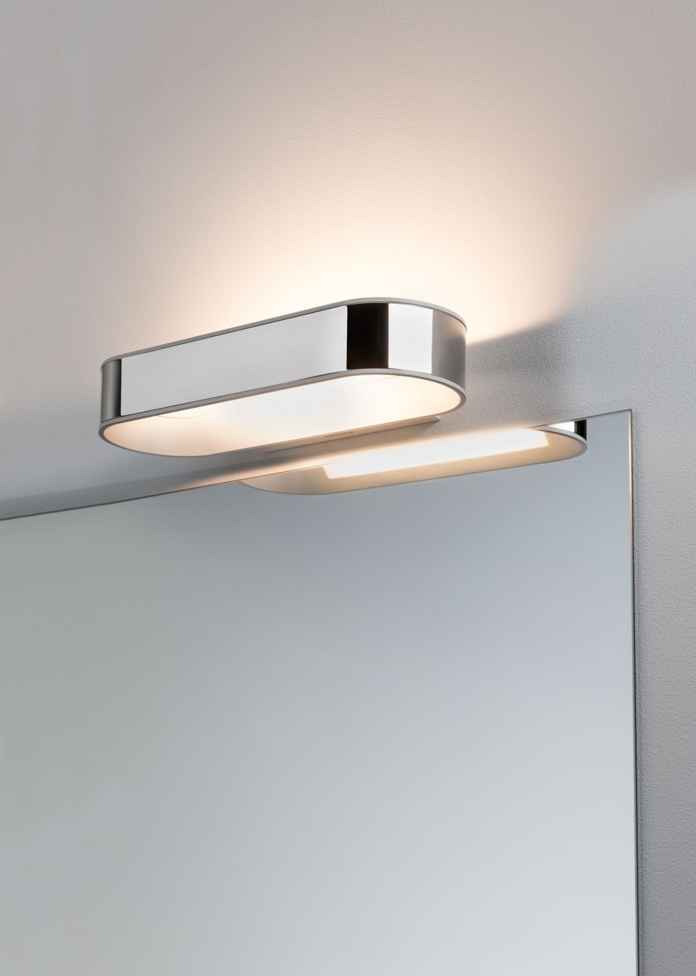 Nowoczesna chromowana lampa ścienna LED z ciepłym białym światłem nad lustrem do łazienki
