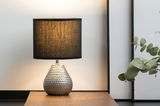 Lampe de table avec base en métal argenté texturé et abat-jour en tissu noir pour éclairage d'ambiance