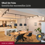 URail Set Tubo schwarze Schienenstrahler mit warmweißem Licht in moderner Wohnküche mit Holzboden