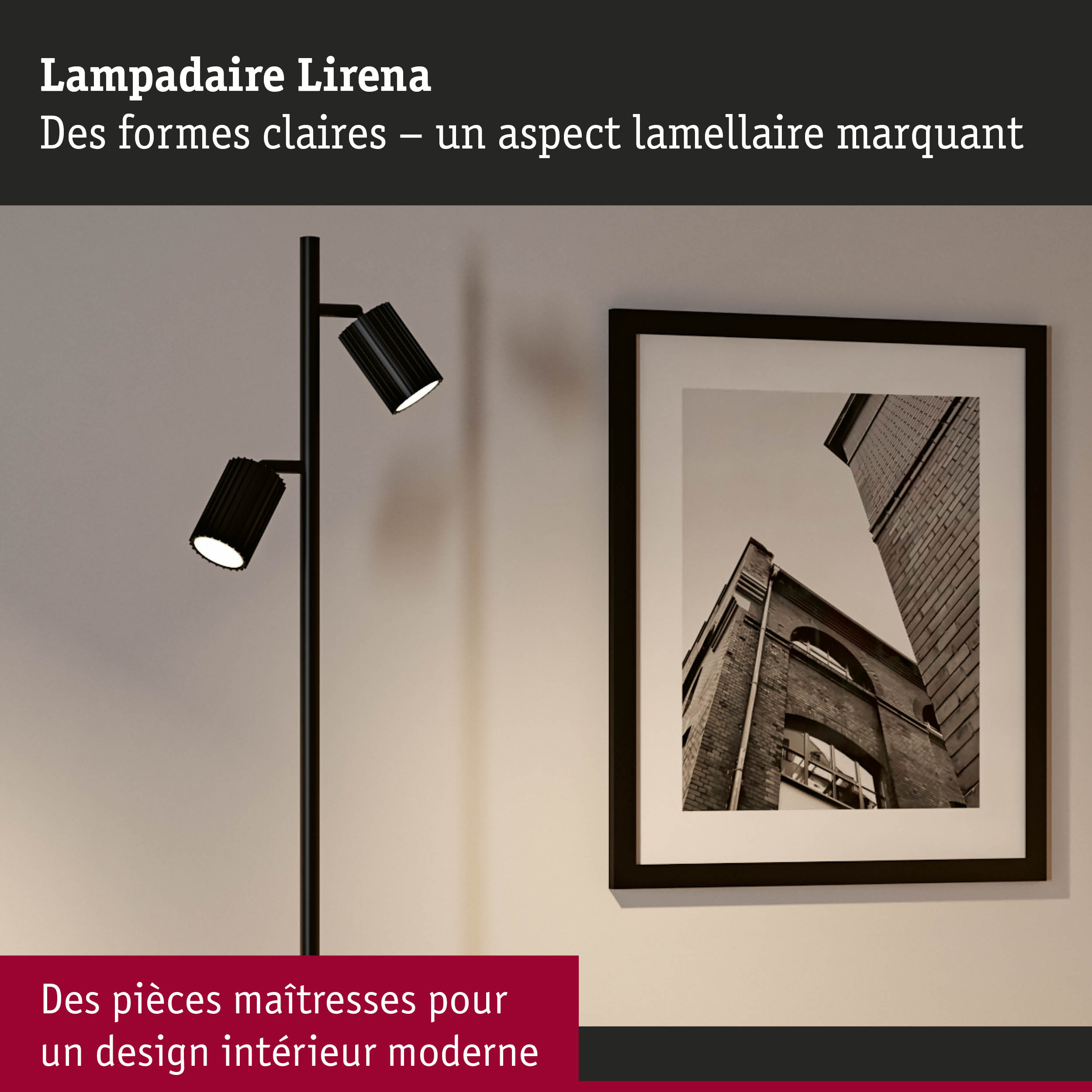 Lampadaire noir avec abat-jours à lamelles à côté d’une photo encadrée en noir et blanc sur mur