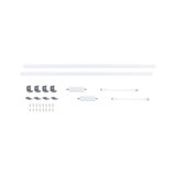 To hvide LED-strips med monteringsclips, stikforbindelser og skruer til fleksibel belysning