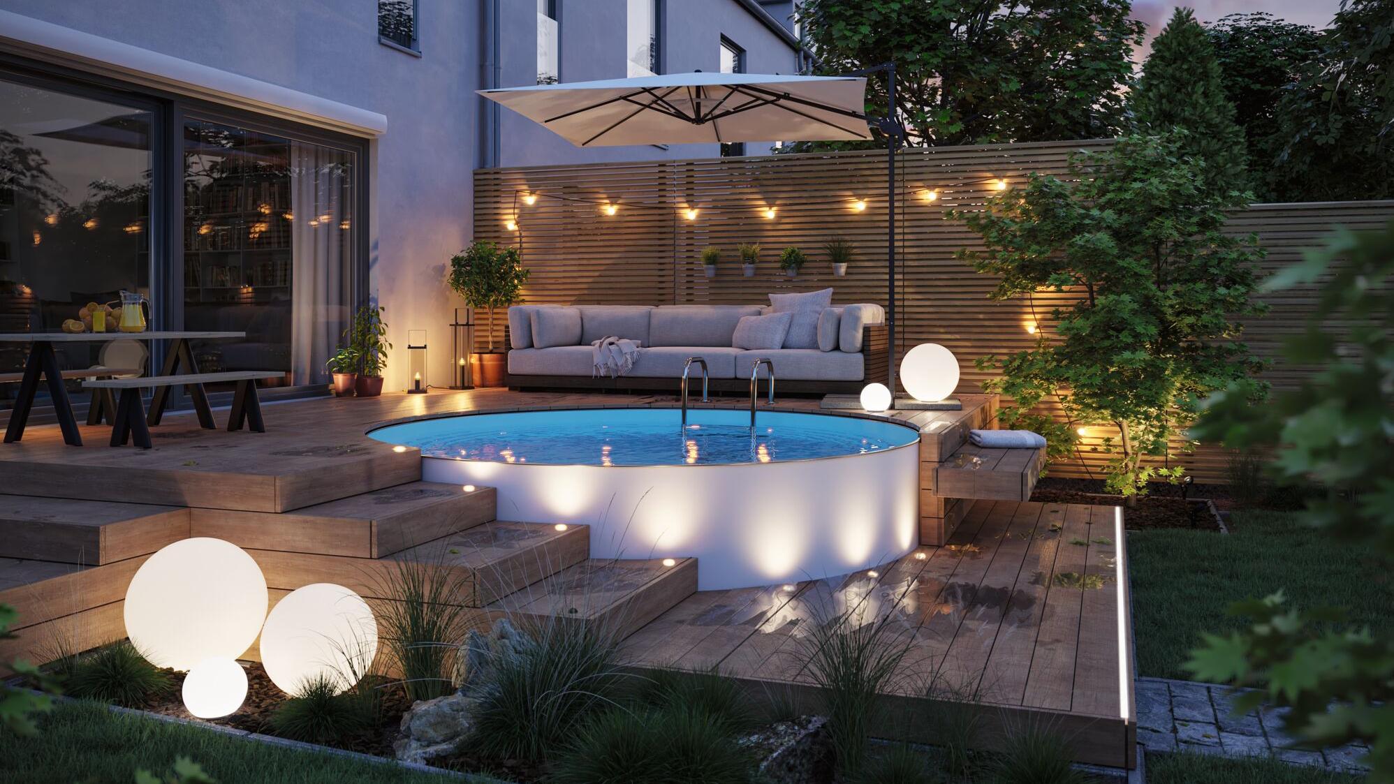 Moderner Garten mit beleuchtetem Pool, Holzterrasse und kugelförmigen LED-Leuchten für Außenbereiche.