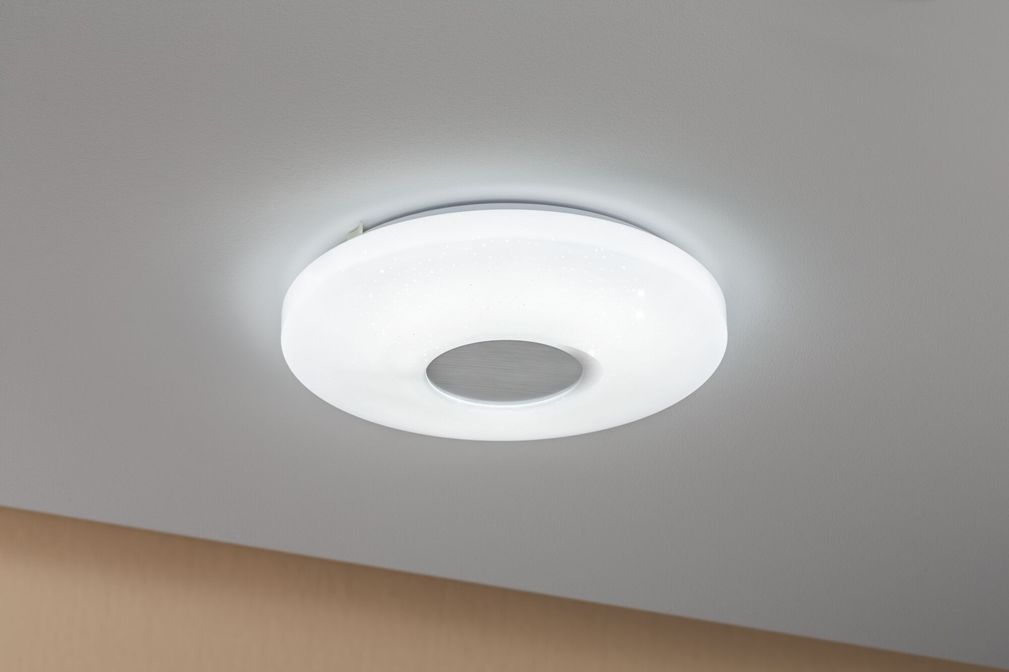 Runde Deckenleuchte mit weißem Acrylschirm und Metallmitte, modernes LED-Design für Wohnräume