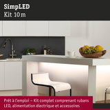 Cuisine moderne avec comptoir blanc et kit LED 10 m pour éclairage d’ambiance