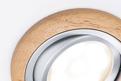 Runde LED-Einbauleuchte mit Holzrahmen und gebürstetem Aluminium in natürlicher Farbe für Wohnräume