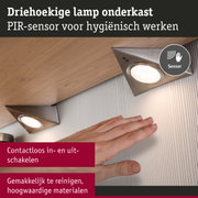 Driehoekige onderbouwspot van roestvrij staal met PIR-sensor voor contactloos en hygiënisch schakelen