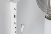 Nahaufnahme eines weißen Metall-Wandleuchters mit sichtbarem USB-C-Anschluss und Glühbirne.