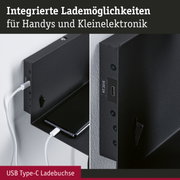 Schwarze Wandhalterung mit integriertem USB Type-C Ladeanschluss für Handys und Kleingeräte