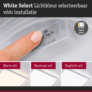 Vinger stelt witte LED-lamp in met selecteerbare lichtkleur warm wit, neutraal wit en daglicht wit