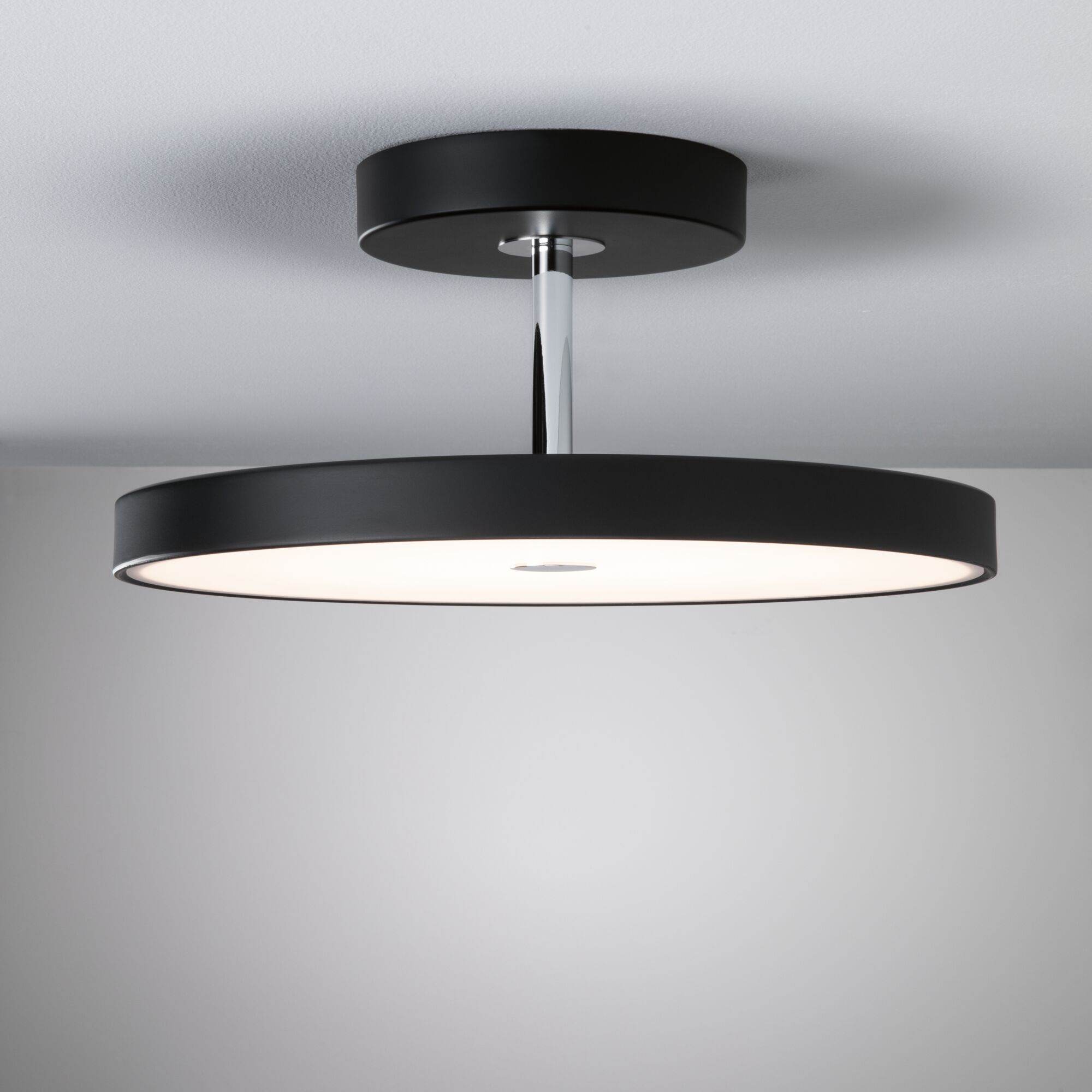 Moderne plafondlamp met zwart metalen frame en witte diffuser voor woonkamerverlichting