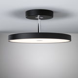 Moderne plafondlamp met zwart metalen frame en witte diffuser voor woonkamerverlichting