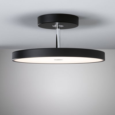 Moderne loftlampe med sort metalramme og hvid diffusor til stuebelysning