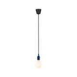 Minimalistische Pendelleuchte mit blauem Kabel und weißer Glühbirne für moderne Wohnräume