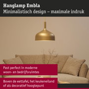 Minimalistische gouden metalen hanglamp Embla boven beige bank in moderne woonruimte