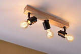 Deckenleuchte mit Holzträger und drei schwarzen Metalllampen mit warmweißen LED-Glühbirnen für Wohnräume
