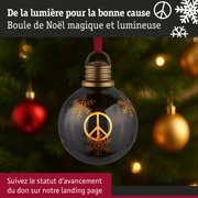 Boule de Noël noire avec symbole de paix doré et motif flocon de neige, suspendue et illuminée sur sapin
