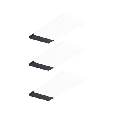 Tre flade hvide LED-loftslamper med sorte endestykker til moderne rumbelysning