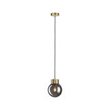 Moderne hanglamp met rookglas en messingkleurig metaal voor stijlvolle binnenverlichting
