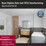 Moderne badkamer met IP23-beschermde verlichting en houten accenten, geschikt voor vochtige ruimtes