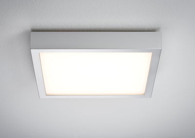 Quadratische LED-Deckenleuchte in Aluminiumfarben mit warmweißem Licht für moderne Innenräume