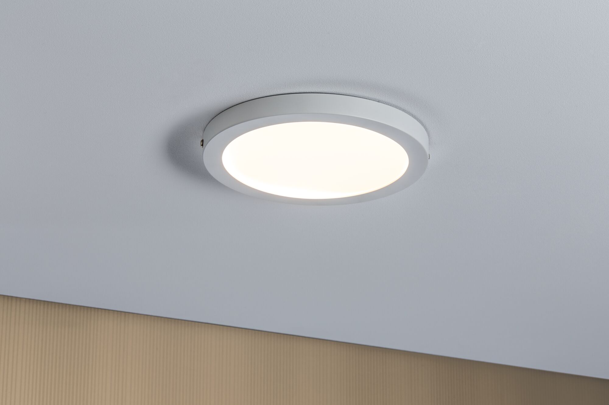 Ronde witte LED-plafondlamp met warm wit licht voor moderne interieurs en energiezuinige verlichting