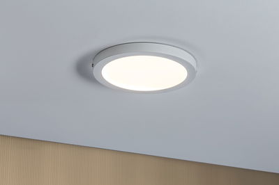 Runde weiße LED-Deckenleuchte mit warmweißem Licht für moderne Innenräume und energiesparende Beleuchtung