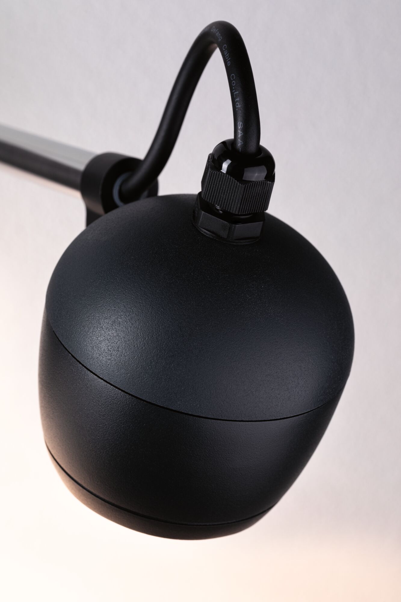 Sort rund LED-loftlampe i metal med kabeltilslutning til moderne indendørs belysning