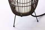 Close-up van zwarte metalen standaard met gevlochten lampenkap en witte LED-lamp voor moderne verlichting.