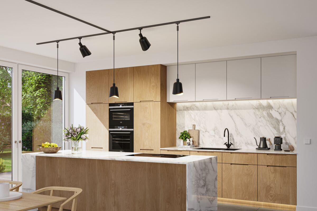 Moderne Küche mit Holzfronten, weißer Marmorarbeitsplatte und schwarzen Pendel- und Schienenleuchten.