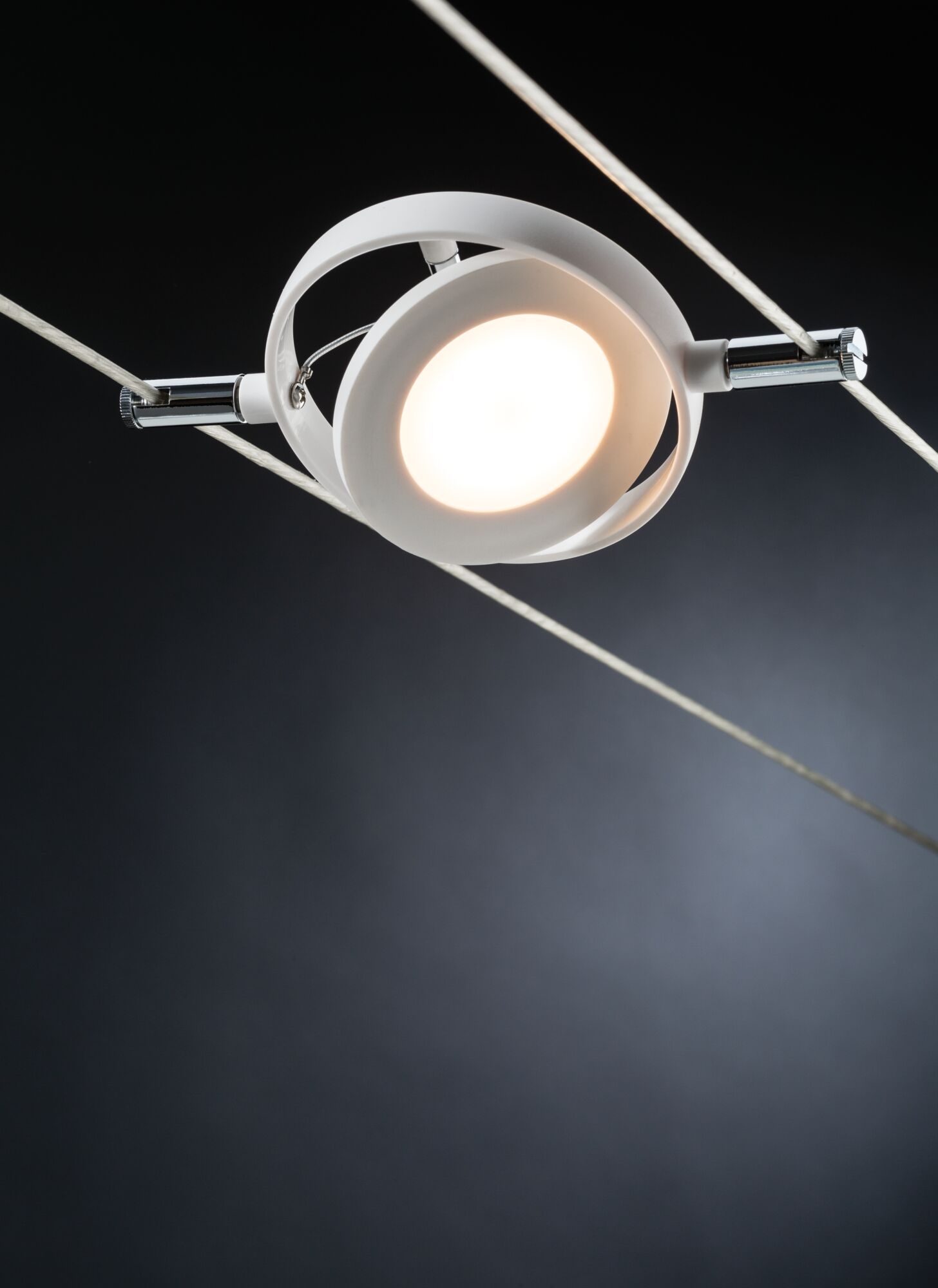 Weiße LED-Seilstrahlerleuchte aus Metall mit warmweißem Licht für moderne Raumbeleuchtung